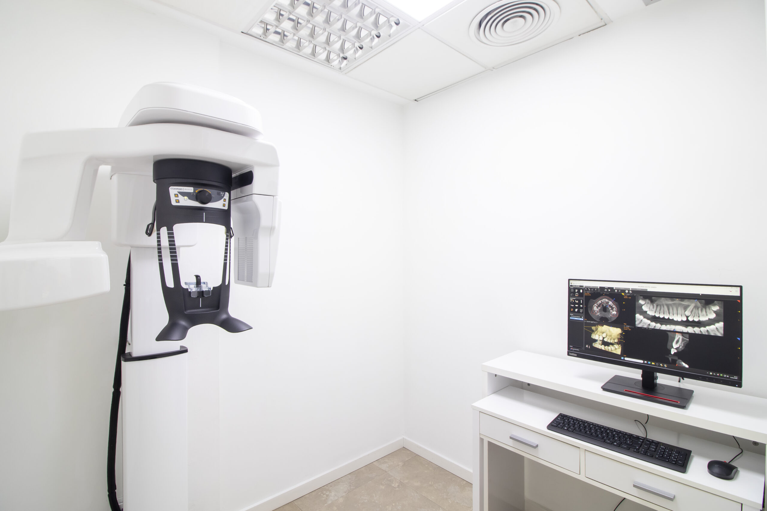 Dentista revisando dientes